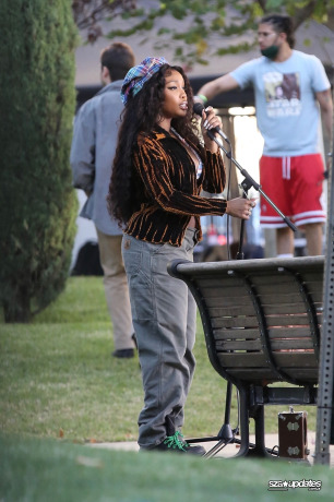 10.09 - Durante as gravações do videoclipe “The Anonymous Ones” em Los Angeles