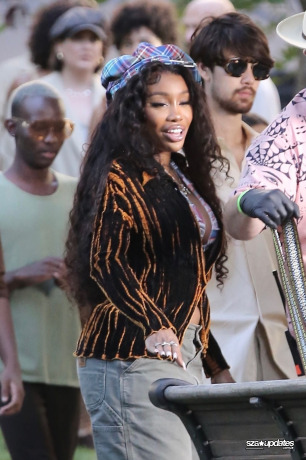 10.09 - Durante as gravações do videoclipe “The Anonymous Ones” em Los Angeles