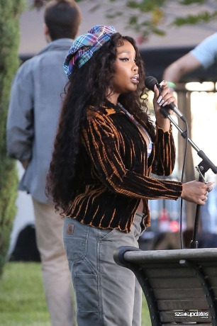 10.09 - Durante as gravações do videoclipe “The Anonymous Ones” em Los Angeles