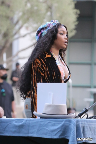 10.09 - Durante as gravações do videoclipe “The Anonymous Ones” em Los Angeles