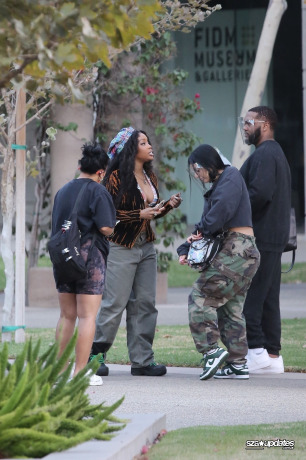 10.09 - Durante as gravações do videoclipe “The Anonymous Ones” em Los Angeles