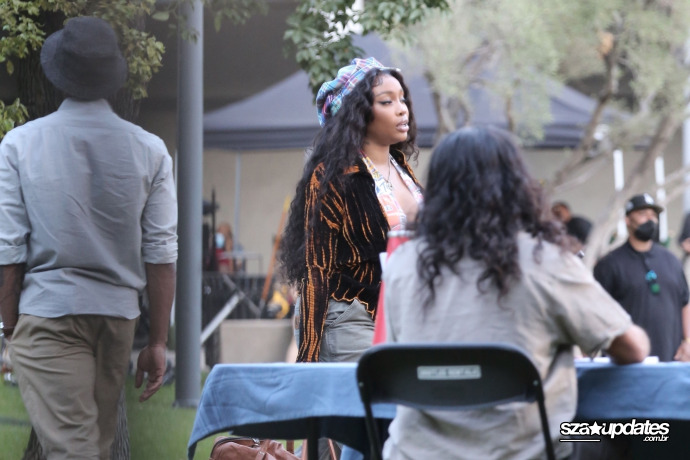 10.09 - Durante as gravações do videoclipe “The Anonymous Ones” em Los Angeles