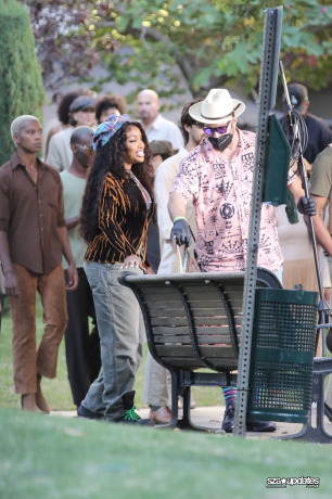10.09 - Durante as gravações do videoclipe “The Anonymous Ones” em Los Angeles