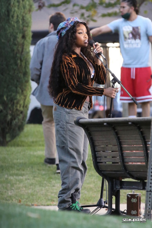 10.09 - Durante as gravações do videoclipe “The Anonymous Ones” em Los Angeles