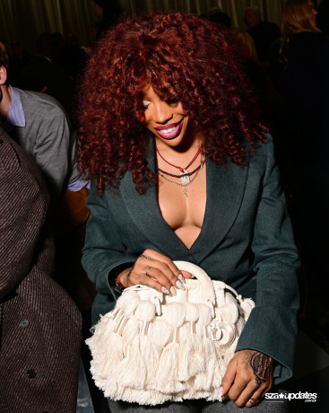 21.01 - SZA presente no Outono/Inverno 2026–2027 da Dior Homme, como parte da Paris Fashion Week.