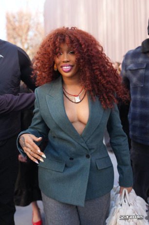21.01 - SZA presente no Outono/Inverno 2026–2027 da Dior Homme, como parte da Paris Fashion Week.