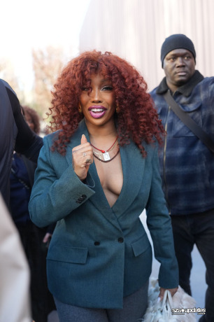 21.01 - SZA presente no Outono/Inverno 2026–2027 da Dior Homme, como parte da Paris Fashion Week.