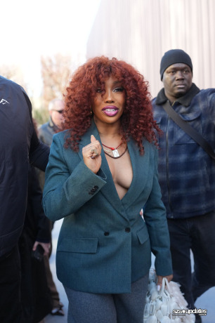 21.01 - SZA presente no Outono/Inverno 2026–2027 da Dior Homme, como parte da Paris Fashion Week.