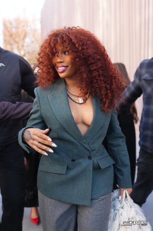 21.01 - SZA presente no Outono/Inverno 2026–2027 da Dior Homme, como parte da Paris Fashion Week.