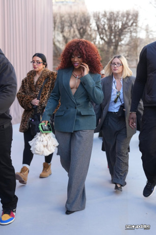 21.01 - SZA presente no Outono/Inverno 2026–2027 da Dior Homme, como parte da Paris Fashion Week.