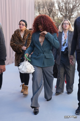 21.01 - SZA presente no Outono/Inverno 2026–2027 da Dior Homme, como parte da Paris Fashion Week.