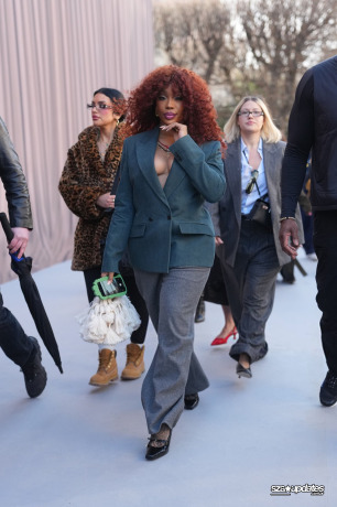 21.01 - SZA presente no Outono/Inverno 2026–2027 da Dior Homme, como parte da Paris Fashion Week.