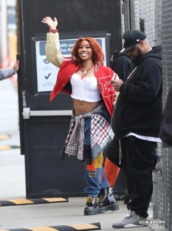 09.12 - Chegada de SZA ao El Capitan Entertainment Centre, em Hollywood, para uma participação no Jimmy Kimmel Live!