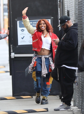 09.12 - Chegada de SZA ao El Capitan Entertainment Centre, em Hollywood, para uma participação no Jimmy Kimmel Live!