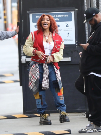 09.12 - Chegada de SZA ao El Capitan Entertainment Centre, em Hollywood, para uma participação no Jimmy Kimmel Live!