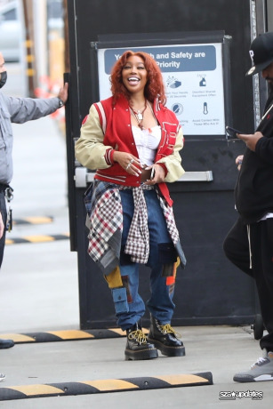 09.12 - Chegada de SZA ao El Capitan Entertainment Centre, em Hollywood, para uma participação no Jimmy Kimmel Live!