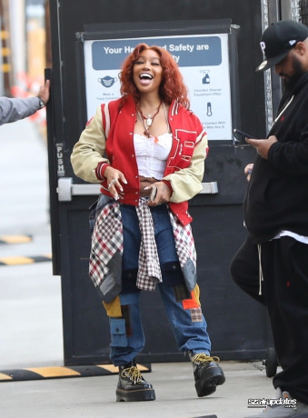09.12 - Chegada de SZA ao El Capitan Entertainment Centre, em Hollywood, para uma participação no Jimmy Kimmel Live!
