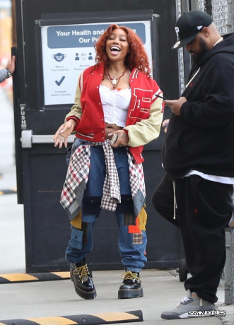 09.12 - Chegada de SZA ao El Capitan Entertainment Centre, em Hollywood, para uma participação no Jimmy Kimmel Live!