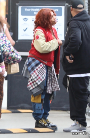 09.12 - Chegada de SZA ao El Capitan Entertainment Centre, em Hollywood, para uma participação no Jimmy Kimmel Live!