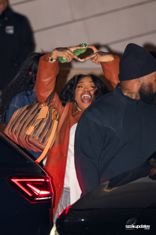 20.01 - Durante a Paris Fashion Week, SZA participa do desfile masculino Prêt-à-Porter Outono/Inverno 2026–2027 da Louis Vuitton.