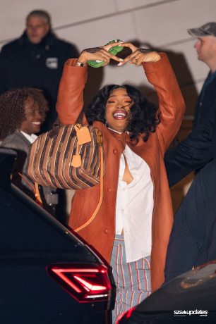 20.01 - Durante a Paris Fashion Week, SZA participa do desfile masculino Prêt-à-Porter Outono/Inverno 2026–2027 da Louis Vuitton.