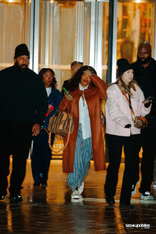 20.01 - Durante a Paris Fashion Week, SZA participa do desfile masculino Prêt-à-Porter Outono/Inverno 2026–2027 da Louis Vuitton.