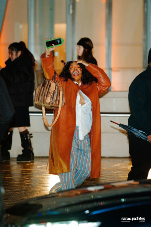 20.01 - Durante a Paris Fashion Week, SZA participa do desfile masculino Prêt-à-Porter Outono/Inverno 2026–2027 da Louis Vuitton.