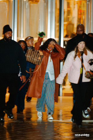 20.01 - Durante a Paris Fashion Week, SZA participa do desfile masculino Prêt-à-Porter Outono/Inverno 2026–2027 da Louis Vuitton.