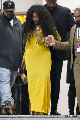 02.04 - Ao deixar o iHeartRadio Music Awards, SZA é vista usando um vestido amarelo.