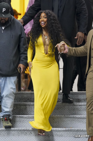 02.04 - Ao deixar o iHeartRadio Music Awards, SZA é vista usando um vestido amarelo.
