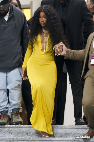 02.04 - Ao deixar o iHeartRadio Music Awards, SZA é vista usando um vestido amarelo.