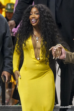 02.04 - Ao deixar o iHeartRadio Music Awards, SZA é vista usando um vestido amarelo.