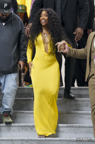 02.04 - Ao deixar o iHeartRadio Music Awards, SZA é vista usando um vestido amarelo.