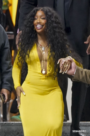 02.04 - Ao deixar o iHeartRadio Music Awards, SZA é vista usando um vestido amarelo.