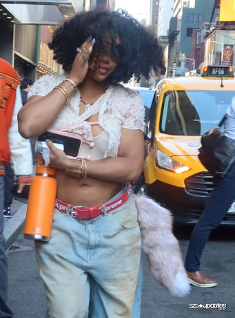 13.06 - Durante um passeio pela Times Square, em Nova York, SZA é fotografada pelas ruas.