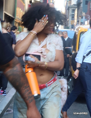 13.06 - Durante um passeio pela Times Square, em Nova York, SZA é fotografada pelas ruas.