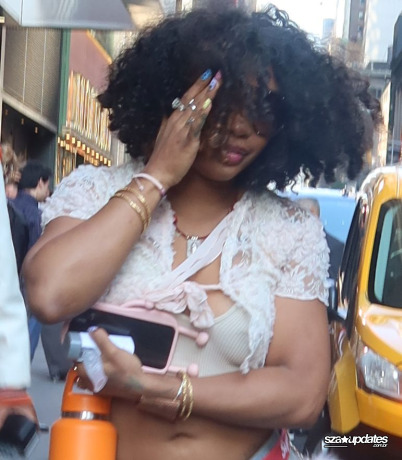 13.06 - Durante um passeio pela Times Square, em Nova York, SZA é fotografada pelas ruas.