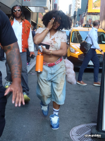 13.06 - Durante um passeio pela Times Square, em Nova York, SZA é fotografada pelas ruas.