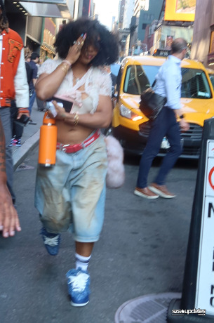13.06 - Durante um passeio pela Times Square, em Nova York, SZA é fotografada pelas ruas.