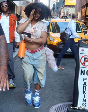 13.06 - Durante um passeio pela Times Square, em Nova York, SZA é fotografada pelas ruas.