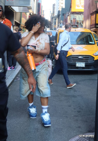 13.06 - Durante um passeio pela Times Square, em Nova York, SZA é fotografada pelas ruas.
