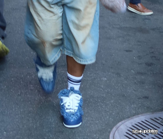 13.06 - Durante um passeio pela Times Square, em Nova York, SZA é fotografada pelas ruas.