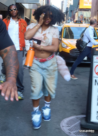 13.06 - Durante um passeio pela Times Square, em Nova York, SZA é fotografada pelas ruas.