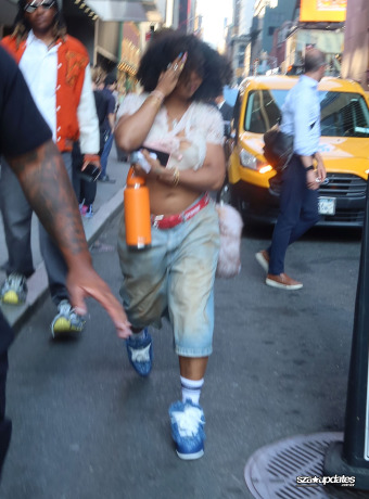 13.06 - Durante um passeio pela Times Square, em Nova York, SZA é fotografada pelas ruas.