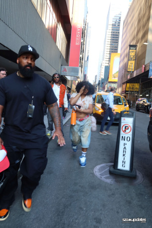 13.06 - Durante um passeio pela Times Square, em Nova York, SZA é fotografada pelas ruas.