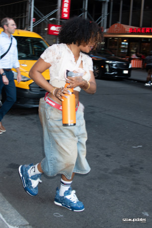 13.06 - Durante um passeio pela Times Square, em Nova York, SZA é fotografada pelas ruas.