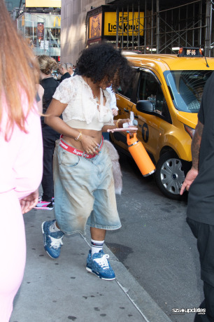 13.06 - Durante um passeio pela Times Square, em Nova York, SZA é fotografada pelas ruas.