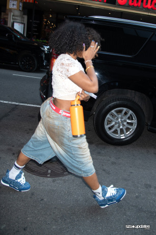 13.06 - Durante um passeio pela Times Square, em Nova York, SZA é fotografada pelas ruas.