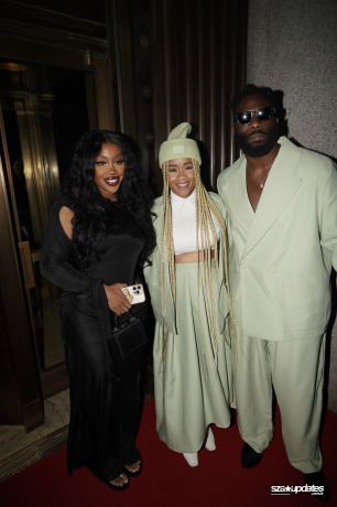 15.05 - Ao chegar ao Webby Awards, SZA é homenageada como Artista do Ano.