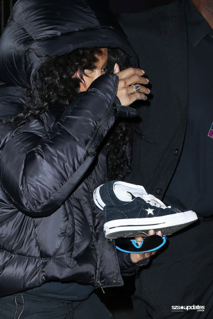 30.01 - Ao chegar ao show em homenagem a Elton John, no Madison Square Garden, em Nova York, SZA é vista carregando seus tênis Converse.